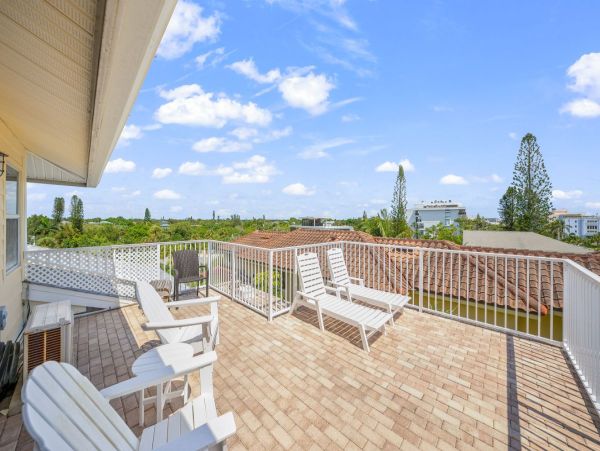 Siesta Key Duplex Shared Pool Short Walk to Beach
