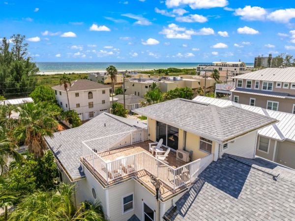 Siesta Key Duplex Shared Pool Short Walk to Beach