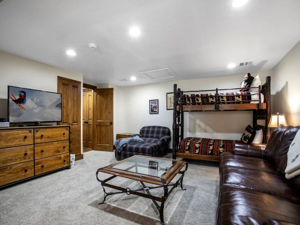Ski In Ski Out to Vail Gondola-Five Bedroom Ski Rental Home