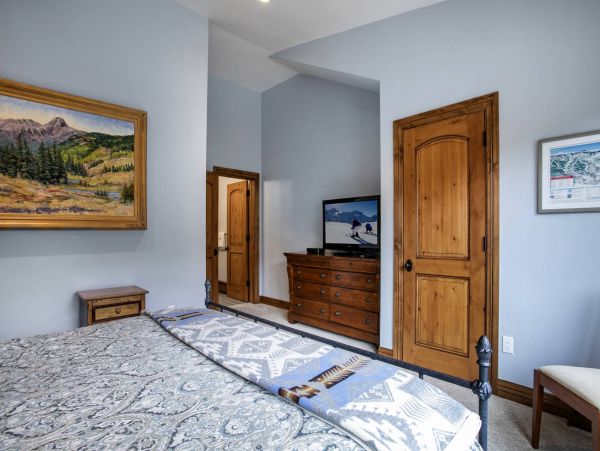 Ski In Ski Out to Vail Gondola-Five Bedroom Ski Rental Home