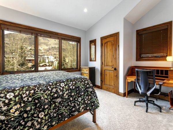 Ski In Ski Out to Vail Gondola-Five Bedroom Ski Rental Home