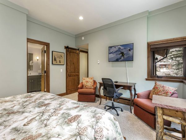Ski In Ski Out to Vail Gondola-Five Bedroom Ski Rental Home