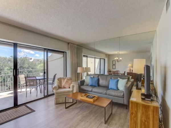 Value 3rd Floor 2 Bedroom Condo in Siesta Key Walk to Beach