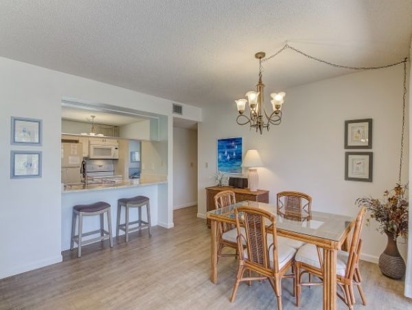 Value 3rd Floor 2 Bedroom Condo in Siesta Key Walk to Beach