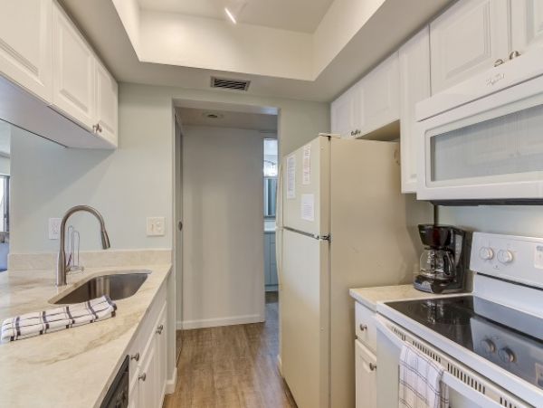 Value 3rd Floor 2 Bedroom Condo in Siesta Key Walk to Beach