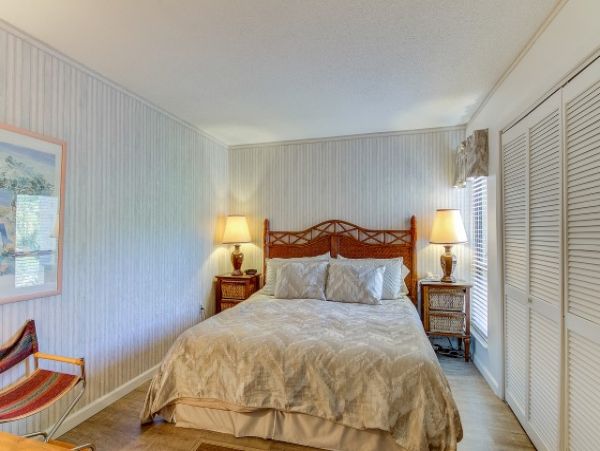Value 3rd Floor 2 Bedroom Condo in Siesta Key Walk to Beach