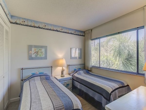 Value 3rd Floor 2 Bedroom Condo in Siesta Key Walk to Beach