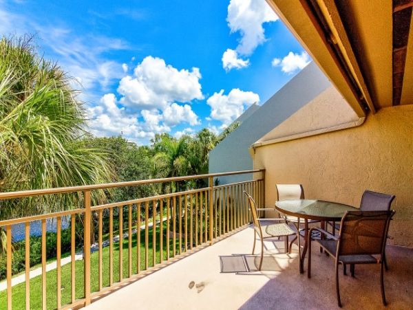 Value 3rd Floor 2 Bedroom Condo in Siesta Key Walk to Beach