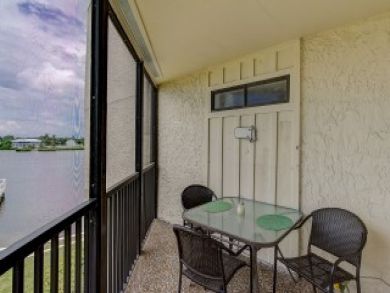 Siesta Key Vacation Condo Sleeps Six Guests. Siesta Key Vacation Condo Sleeps Six Guests.