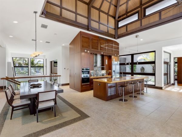 https://s3.us-east-2.amazonaws.com/emerald-kite-photos/877400/larger/2993578/Captiva_Florida_vacation_rental_home_beachfront_four_bedroom_46-thumb.jpg
