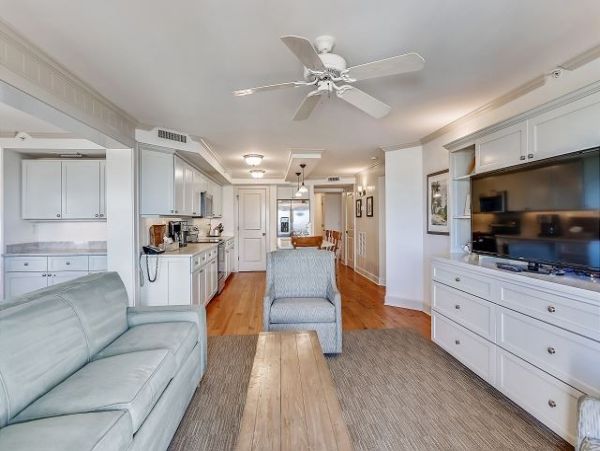 Beachfront Bliss: Spacious 3-Bedroom Retreat on Anna Maria Island