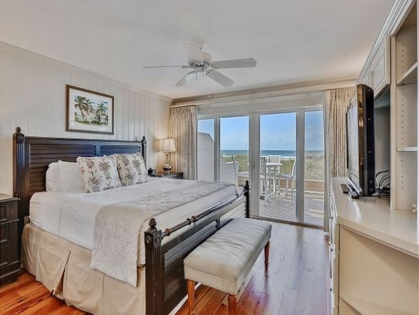 Beachfront Bliss: Spacious 3-Bedroom Retreat on Anna Maria Island