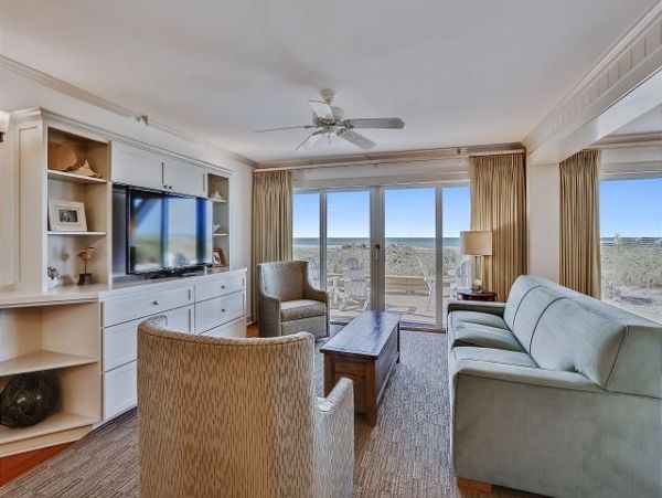 Beachfront Bliss: Spacious 3-Bedroom Retreat on Anna Maria Island