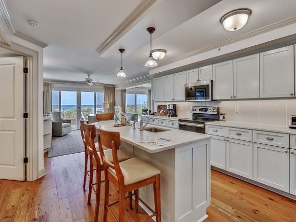 Beachfront Bliss: Spacious 3-Bedroom Retreat on Anna Maria Island
