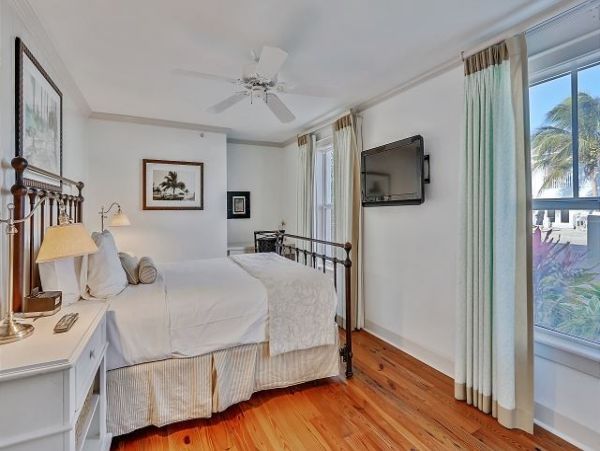 Beachfront Bliss: Spacious 3-Bedroom Retreat on Anna Maria Island