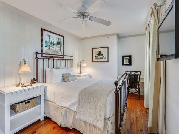 Beachfront Bliss: Spacious 3-Bedroom Retreat on Anna Maria Island