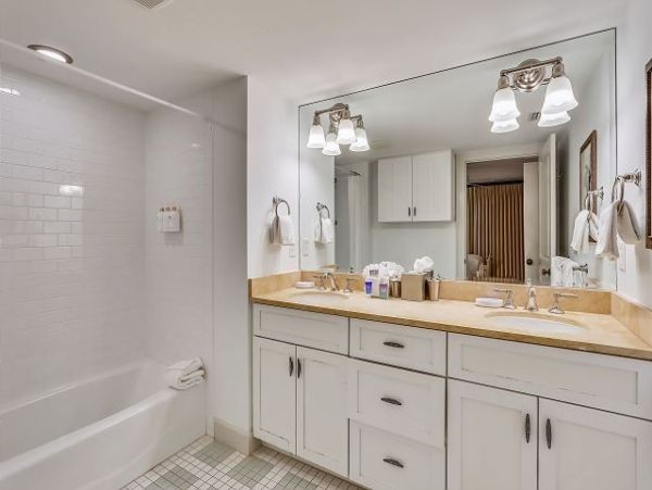 Beachfront Bliss: Spacious 3-Bedroom Retreat on Anna Maria Island