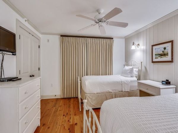 Beachfront Bliss: Spacious 3-Bedroom Retreat on Anna Maria Island