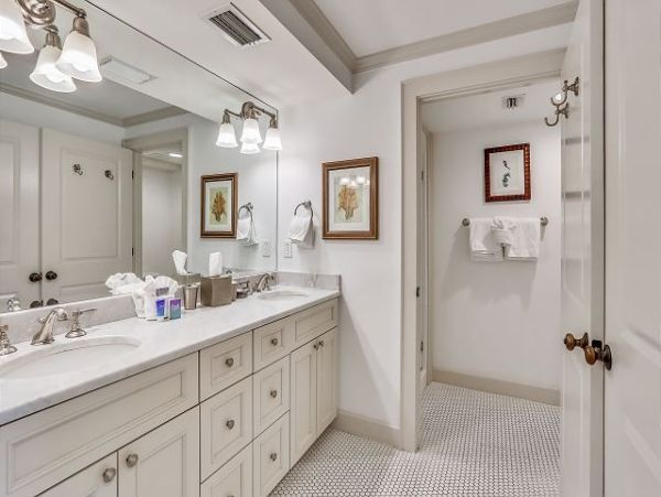Beachfront Bliss: Spacious 3-Bedroom Retreat on Anna Maria Island