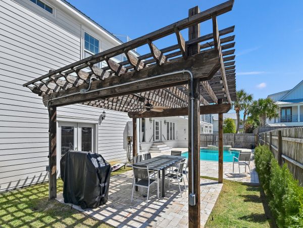 Destin Beautiful Six Bedroom Rental with Private Pool