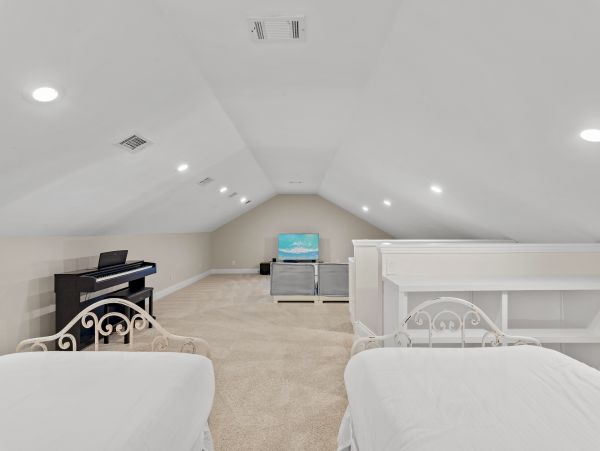 Destin Beautiful Six Bedroom Rental with Private Pool