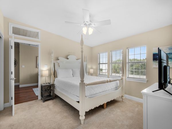 Destin Beautiful Six Bedroom Rental with Private Pool