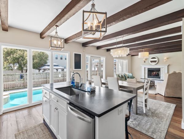 Destin Beautiful Six Bedroom Rental with Private Pool