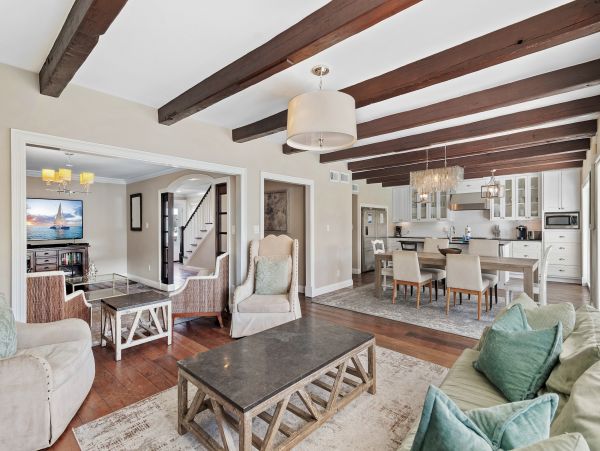 Destin Beautiful Six Bedroom Rental with Private Pool
