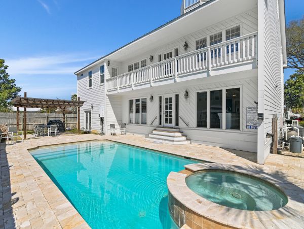 Destin Beautiful Six Bedroom Rental with Private Pool