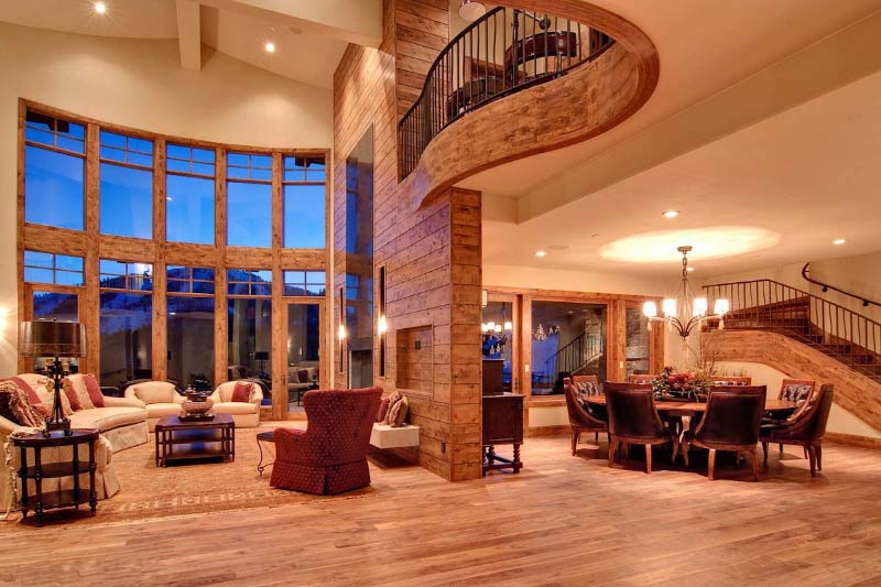 Seating & Dining Area