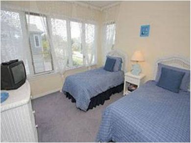 Bedroom 2 with Twin Beds