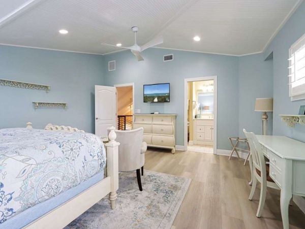 Luxury Florida Rental Sleeps 14 with Five Bedrooms Across From Beach