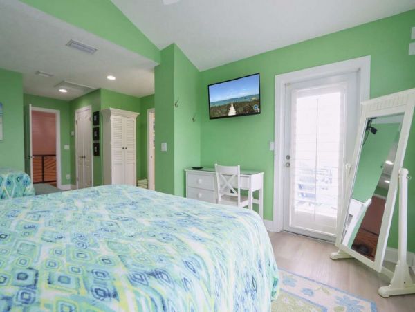 Luxury Florida Rental Sleeps 14 with Five Bedrooms Across From Beach