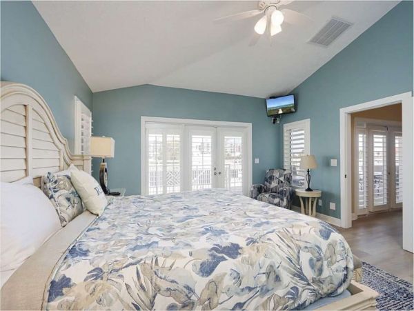Luxury Florida Rental Sleeps 14 with Five Bedrooms Across From Beach