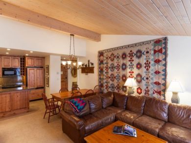 Vail Village 2 bedroom Vacation Condo Sleeps Six Guests