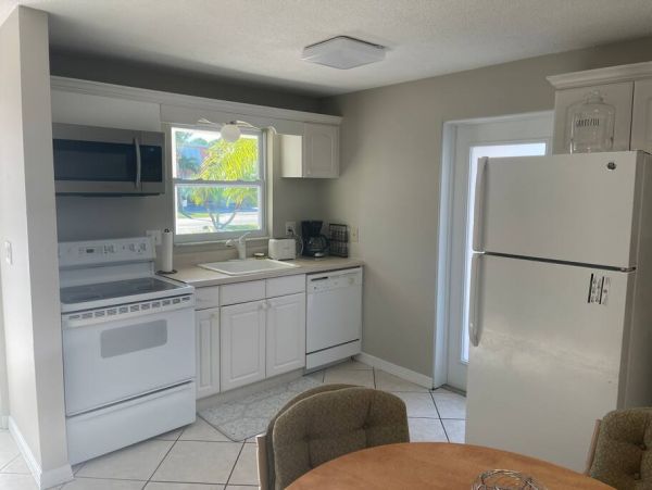 Siesta Key Vacation Rental Half Block to Siesta Key Village
