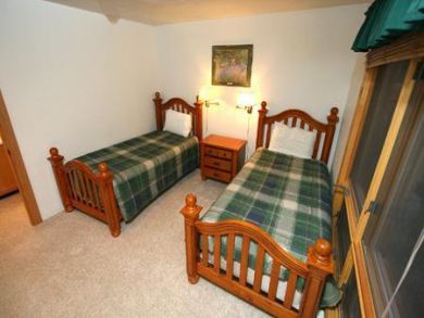 Guest bedroom with twin beds