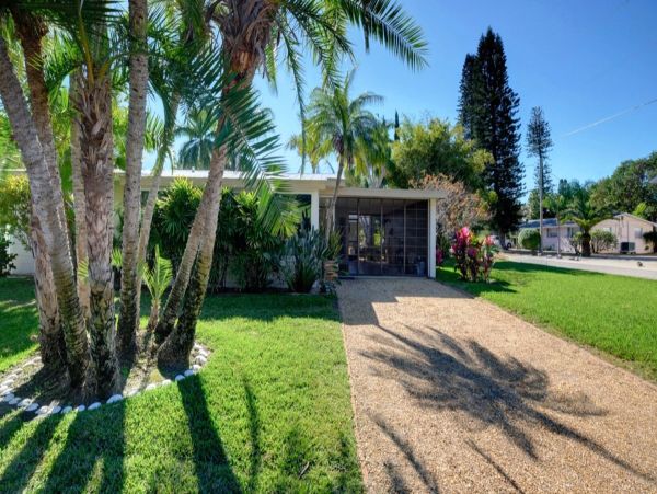 Charming Island Retreat: Updated Cottage with Private Pool & Spa