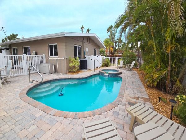 Charming Island Retreat: Updated Cottage with Private Pool & Spa