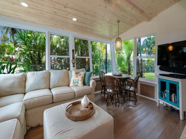 Charming Island Retreat: Updated Cottage with Private Pool & Spa