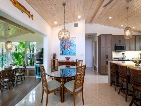 Charming Island Retreat: Updated Cottage with Private Pool & Spa