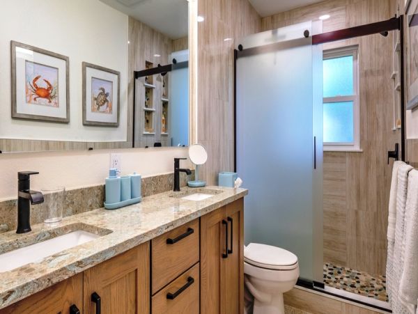 Charming Island Retreat: Updated Cottage with Private Pool & Spa