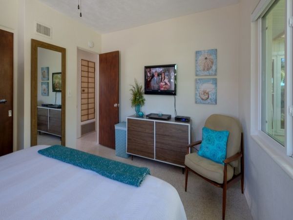 Charming Island Retreat: Updated Cottage with Private Pool & Spa