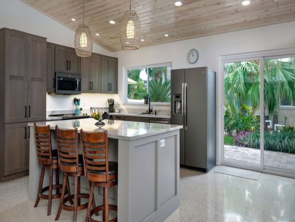 Charming Island Retreat: Updated Cottage with Private Pool & Spa
