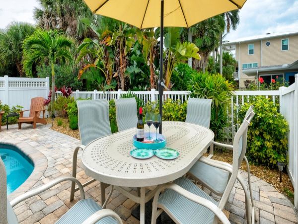 Charming Island Retreat: Updated Cottage with Private Pool & Spa