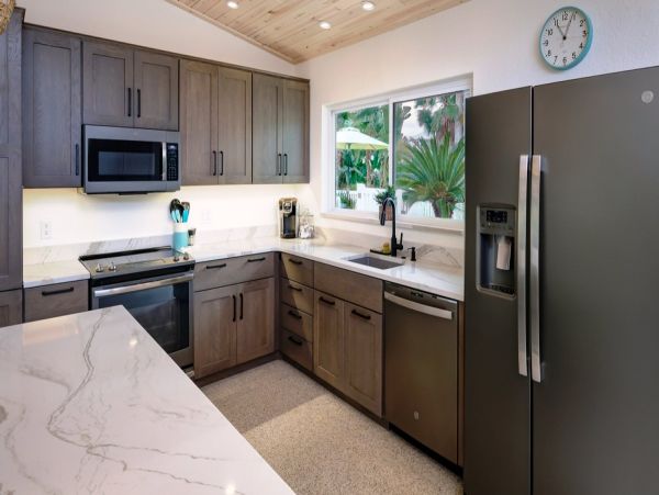 Charming Island Retreat: Updated Cottage with Private Pool & Spa