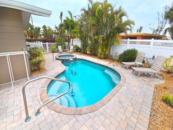 Charming Island Retreat: Updated Cottage with Private Pool & Spa