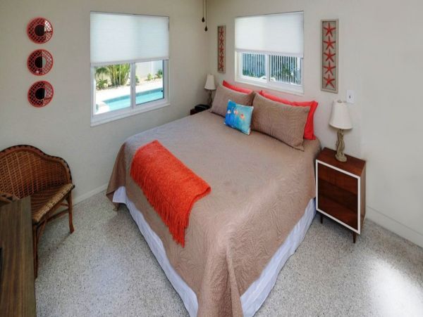 Charming Island Retreat: Updated Cottage with Private Pool & Spa