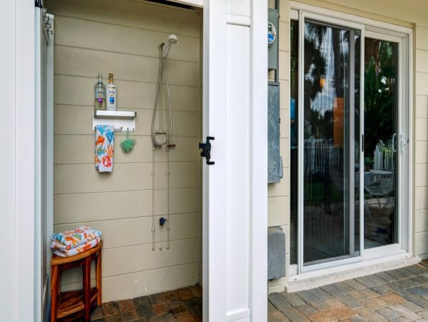 Charming Island Retreat: Updated Cottage with Private Pool & Spa