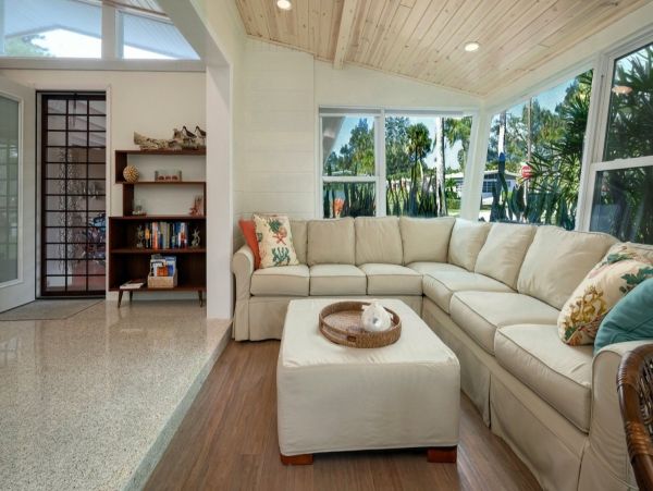 Charming Island Retreat: Updated Cottage with Private Pool & Spa